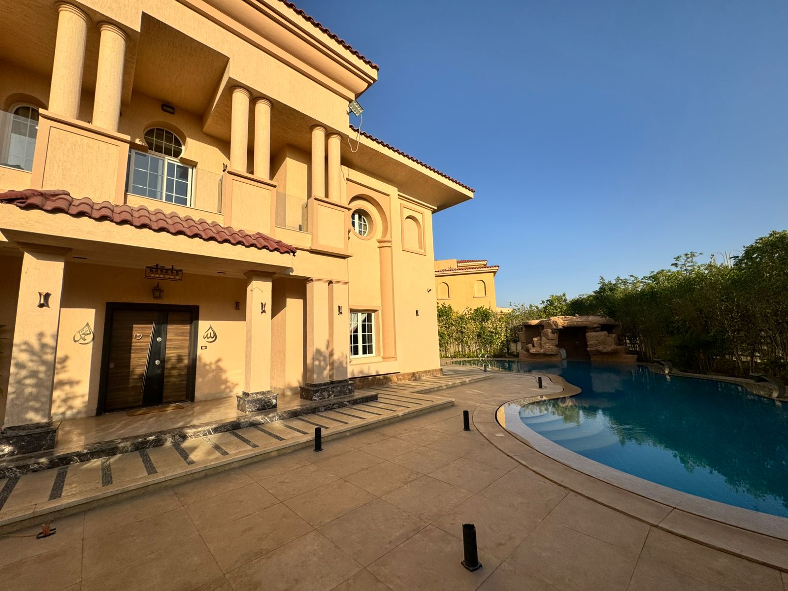 فيلا في مدينتي 1030 م2 للإيجار مفروش بحري على حمام السباحة تشطيب هاي لوكس 350,000 ج 